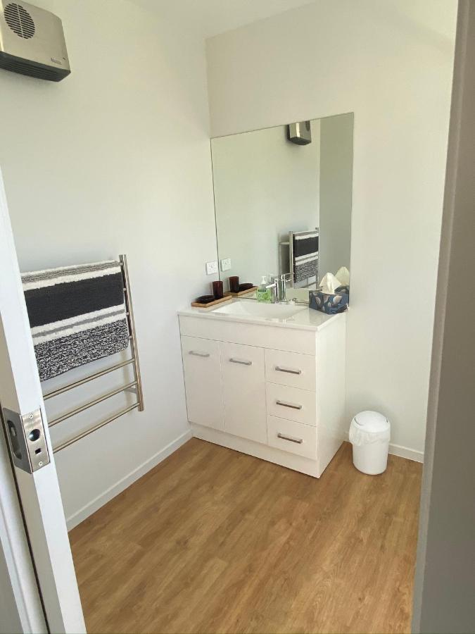 Central Retreat And Self Contained With Free Wifi 크롬웰 외부 사진
